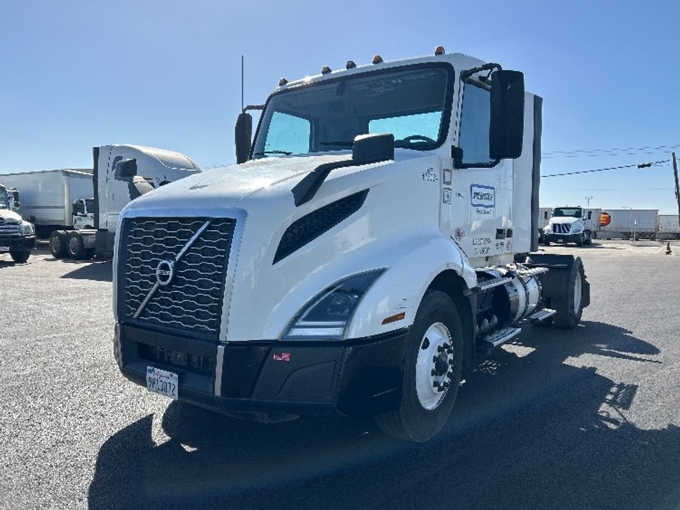 Day Cab Tractor-Heavy Duty Tractors-Volvo-2023-VNL42300-Fresno-CA-333,500\n\t\tmiles-$ 68,500 - Image 3