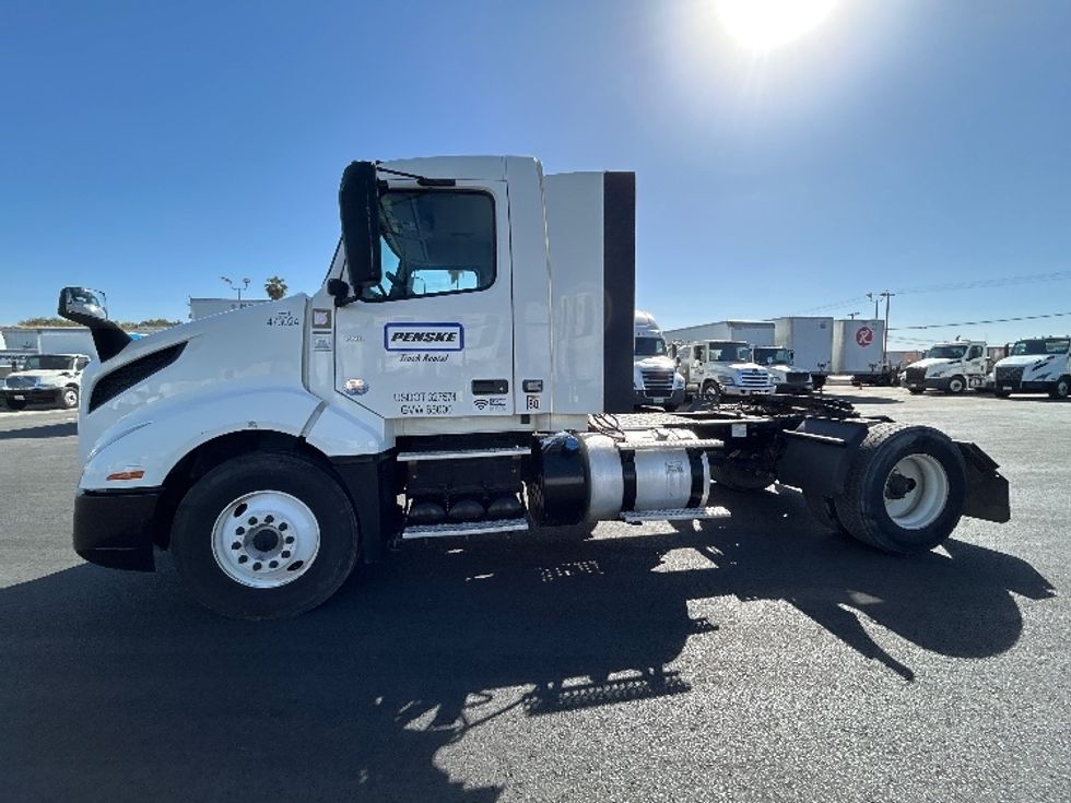Day Cab Tractor-Heavy Duty Tractors-Volvo-2023-VNL42300-Fresno-CA-333,500\n\t\tmiles-$ 68,500 - Image 4