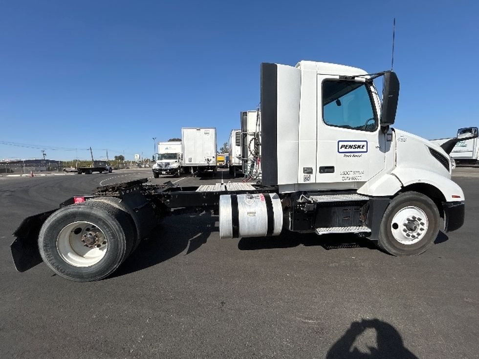 Day Cab Tractor-Heavy Duty Tractors-Volvo-2023-VNL42300-Fresno-CA-333,500\n\t\tmiles-$ 68,500 - Image 8