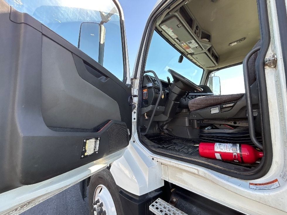 Day Cab Tractor-Heavy Duty Tractors-Volvo-2023-VNL42300-Fresno-CA-333,500\n\t\tmiles-$ 68,500 - Image 9