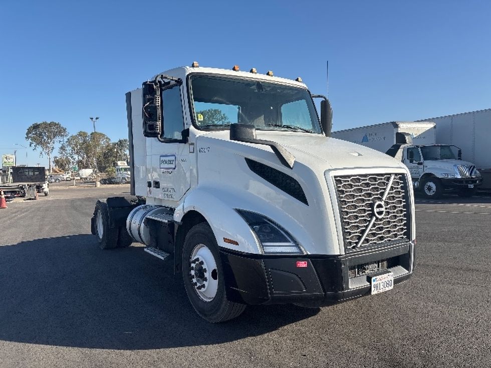 Day Cab Tractor-Heavy Duty Tractors-Volvo-2023-VNL42300-Ventura-CA-197,379\n\t\tmiles-$ 76,500 - Image 1