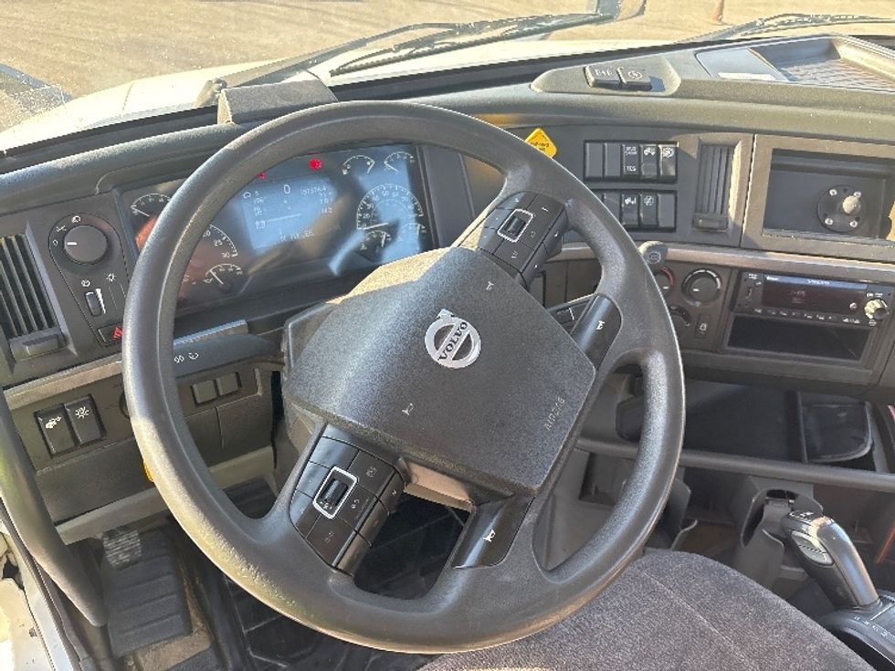Day Cab Tractor-Heavy Duty Tractors-Volvo-2023-VNL42300-Ventura-CA-197,379\n\t\tmiles-$ 76,500 - Image 11