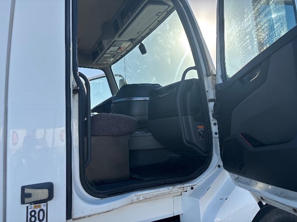 Day Cab Tractor-Heavy Duty Tractors-Volvo-2023-VNL42300-Ventura-CA-197,379\n\t\tmiles-$ 76,500 - Image 12