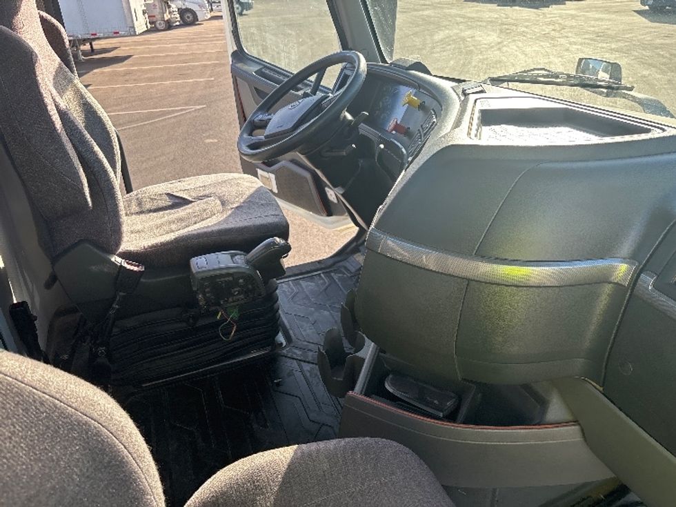 Day Cab Tractor-Heavy Duty Tractors-Volvo-2023-VNL42300-Ventura-CA-197,379\n\t\tmiles-$ 76,500 - Image 14