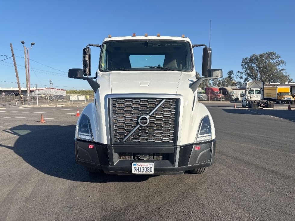 Day Cab Tractor-Heavy Duty Tractors-Volvo-2023-VNL42300-Ventura-CA-197,379\n\t\tmiles-$ 76,500 - Image 2