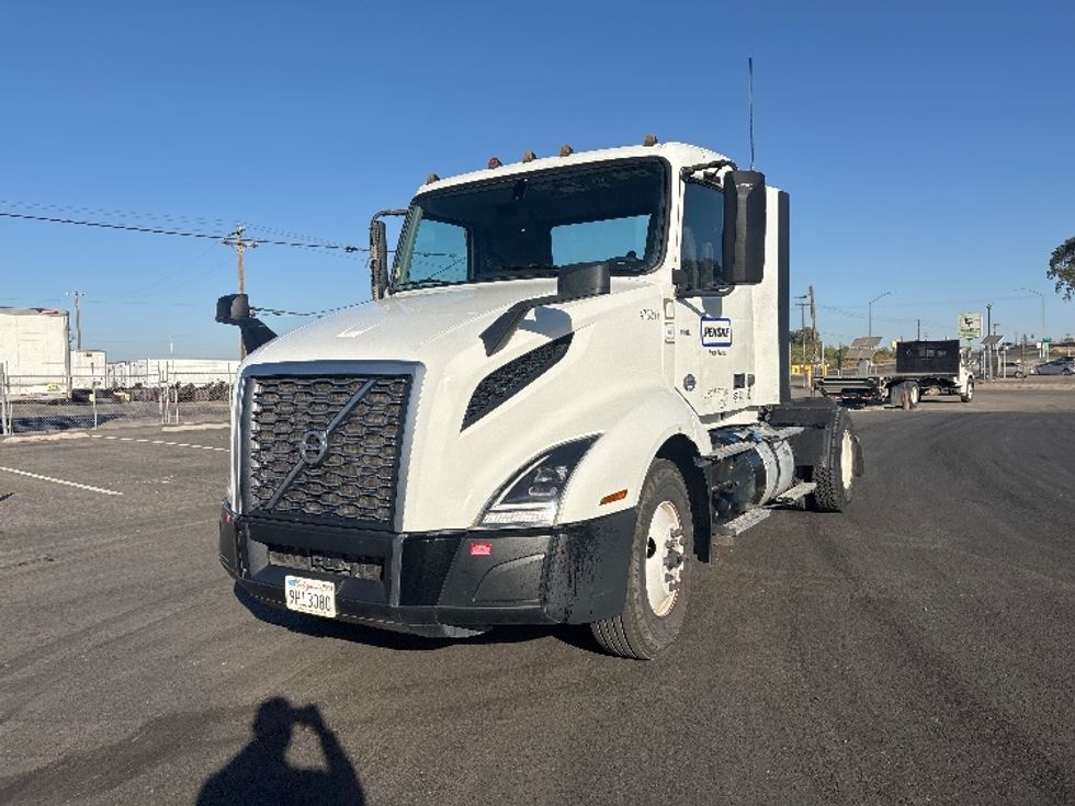 Day Cab Tractor-Heavy Duty Tractors-Volvo-2023-VNL42300-Ventura-CA-197,379\n\t\tmiles-$ 76,500 - Image 3