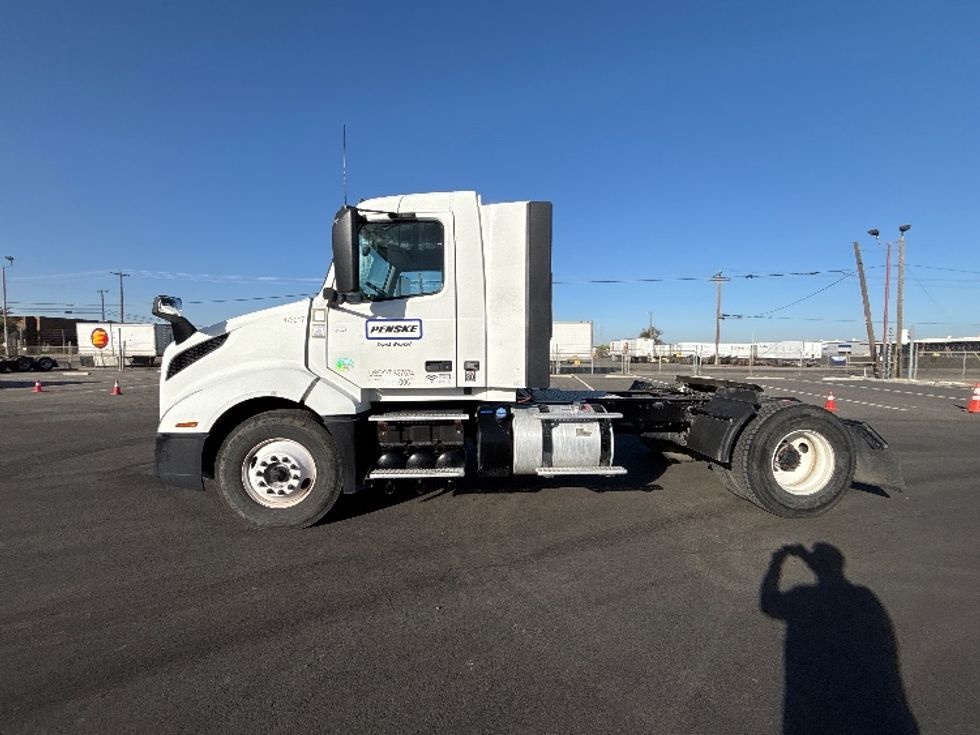 Day Cab Tractor-Heavy Duty Tractors-Volvo-2023-VNL42300-Ventura-CA-197,379\n\t\tmiles-$ 76,500 - Image 4