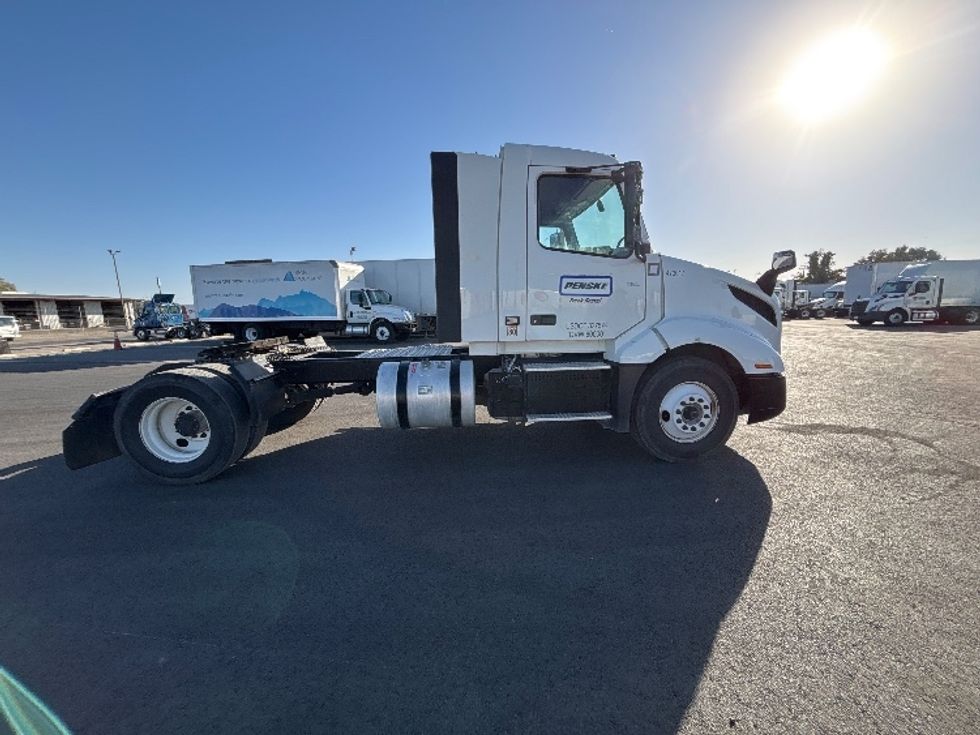 Day Cab Tractor-Heavy Duty Tractors-Volvo-2023-VNL42300-Ventura-CA-197,379\n\t\tmiles-$ 76,500 - Image 8