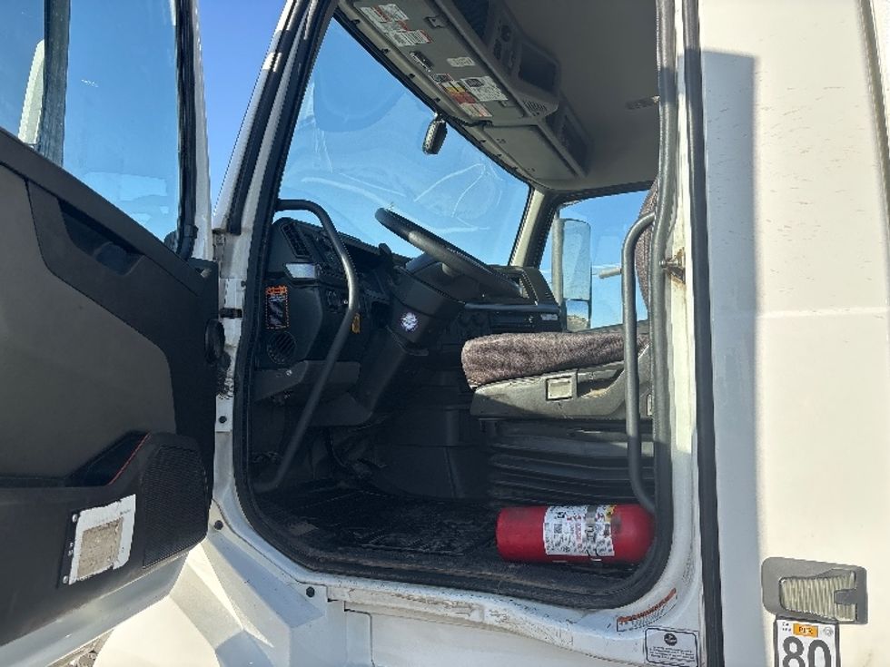 Day Cab Tractor-Heavy Duty Tractors-Volvo-2023-VNL42300-Ventura-CA-197,379\n\t\tmiles-$ 76,500 - Image 9