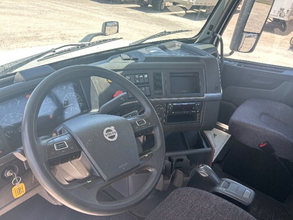 Day Cab Tractor-Heavy Duty Tractors-Volvo-2023-VNL64T300-Amarillo-TX-518,256\n\t\tmiles-$ 56,500 - Image 10
