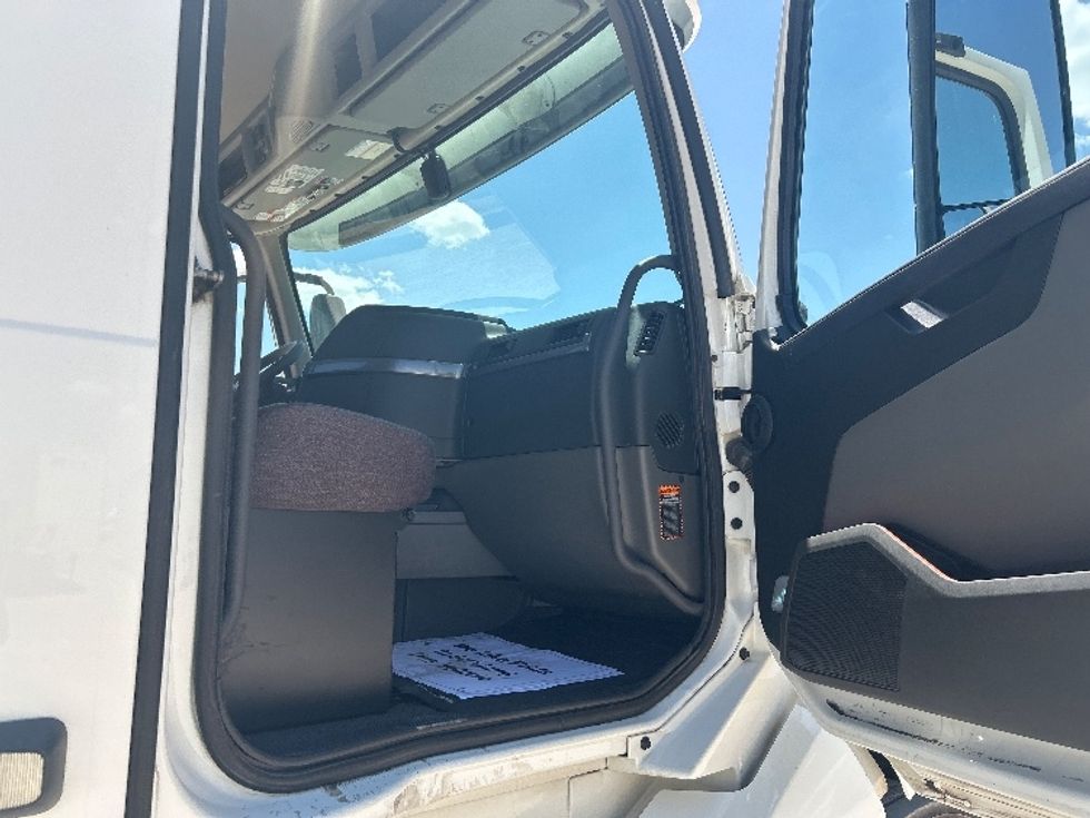 Day Cab Tractor-Heavy Duty Tractors-Volvo-2023-VNL64T300-Amarillo-TX-518,256\n\t\tmiles-$ 56,500 - Image 12