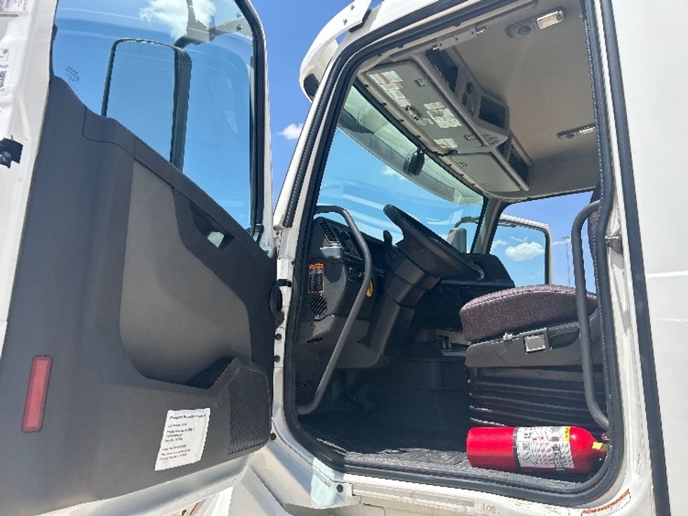 Day Cab Tractor-Heavy Duty Tractors-Volvo-2023-VNL64T300-Amarillo-TX-518,256\n\t\tmiles-$ 56,500 - Image 9