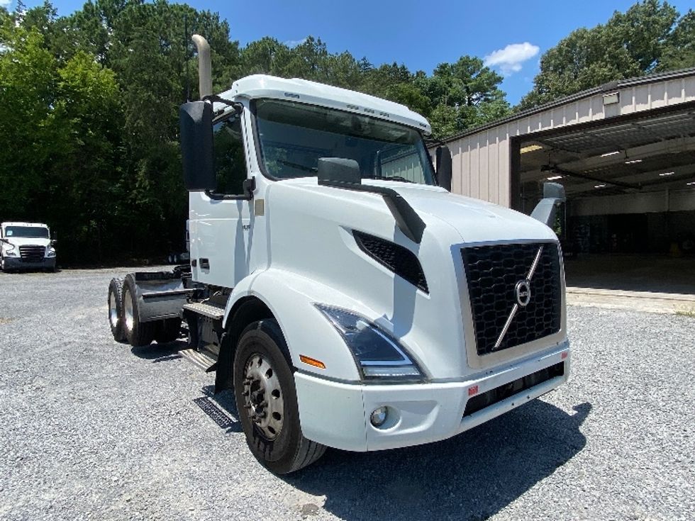 Day Cab Tractor-Heavy Duty Tractors-Volvo-2023-VNR62300-Cleveland-TN-472,631\n\t\tmiles-$ 54,750 - Image 1