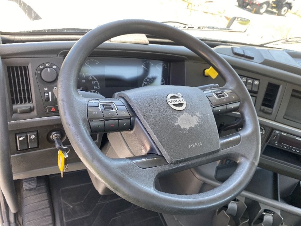 Day Cab Tractor-Heavy Duty Tractors-Volvo-2023-VNR62300-Cleveland-TN-472,631\n\t\tmiles-$ 54,750 - Image 10