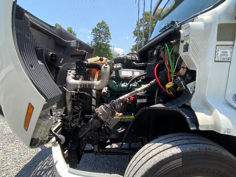 Day Cab Tractor-Heavy Duty Tractors-Volvo-2023-VNR62300-Cleveland-TN-472,631\n\t\tmiles-$ 54,750 - Image 15