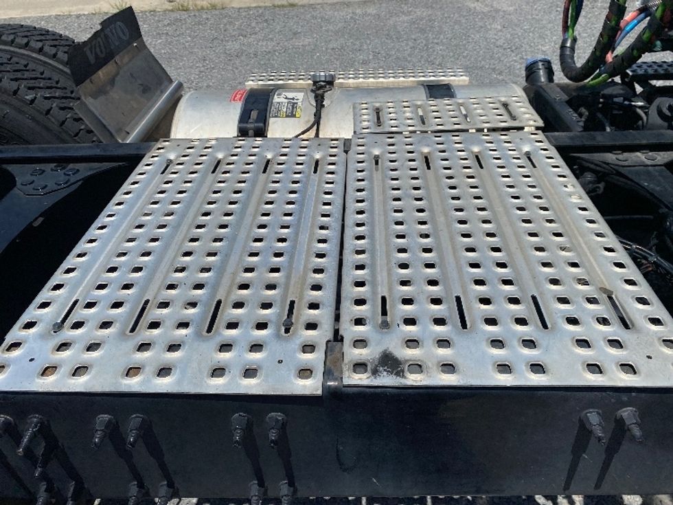 Day Cab Tractor-Heavy Duty Tractors-Volvo-2023-VNR62300-Cleveland-TN-472,631\n\t\tmiles-$ 54,750 - Image 17