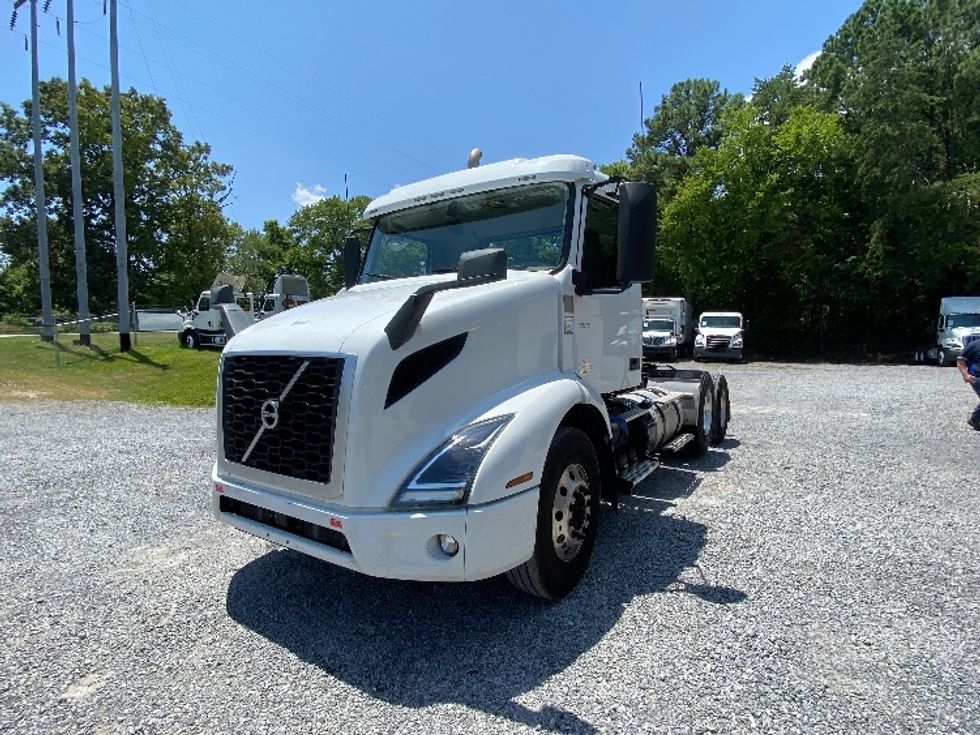 Day Cab Tractor-Heavy Duty Tractors-Volvo-2023-VNR62300-Cleveland-TN-472,631\n\t\tmiles-$ 54,750 - Image 3