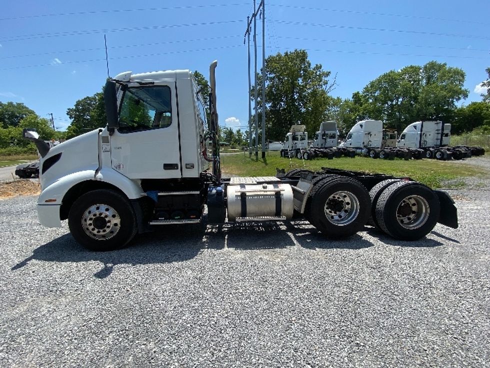 Day Cab Tractor-Heavy Duty Tractors-Volvo-2023-VNR62300-Cleveland-TN-472,631\n\t\tmiles-$ 54,750 - Image 4