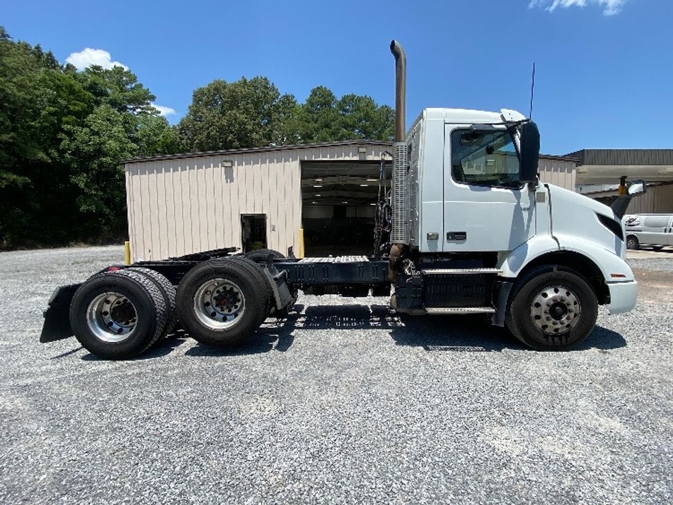 Day Cab Tractor-Heavy Duty Tractors-Volvo-2023-VNR62300-Cleveland-TN-472,631\n\t\tmiles-$ 54,750 - Image 8