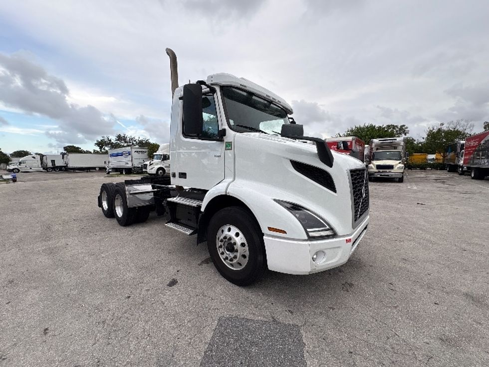 Day Cab Tractor-Heavy Duty Tractors-Volvo-2023-VNR62300-Medley-FL-504,709\n\t\tmiles-$ 47,250 - Image 1