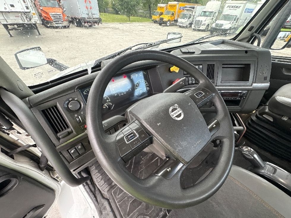 Day Cab Tractor-Heavy Duty Tractors-Volvo-2023-VNR62300-Medley-FL-504,709\n\t\tmiles-$ 47,250 - Image 10