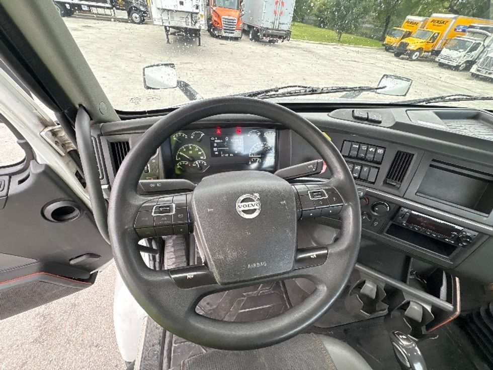 Day Cab Tractor-Heavy Duty Tractors-Volvo-2023-VNR62300-Medley-FL-504,709\n\t\tmiles-$ 47,250 - Image 11