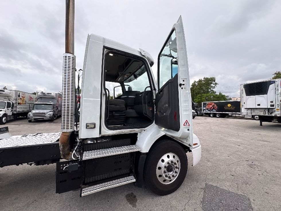 Day Cab Tractor-Heavy Duty Tractors-Volvo-2023-VNR62300-Medley-FL-504,709\n\t\tmiles-$ 47,250 - Image 12
