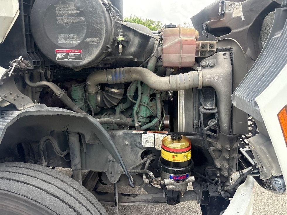 Day Cab Tractor-Heavy Duty Tractors-Volvo-2023-VNR62300-Medley-FL-504,709\n\t\tmiles-$ 47,250 - Image 15