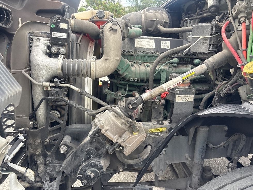 Day Cab Tractor-Heavy Duty Tractors-Volvo-2023-VNR62300-Medley-FL-504,709\n\t\tmiles-$ 47,250 - Image 16