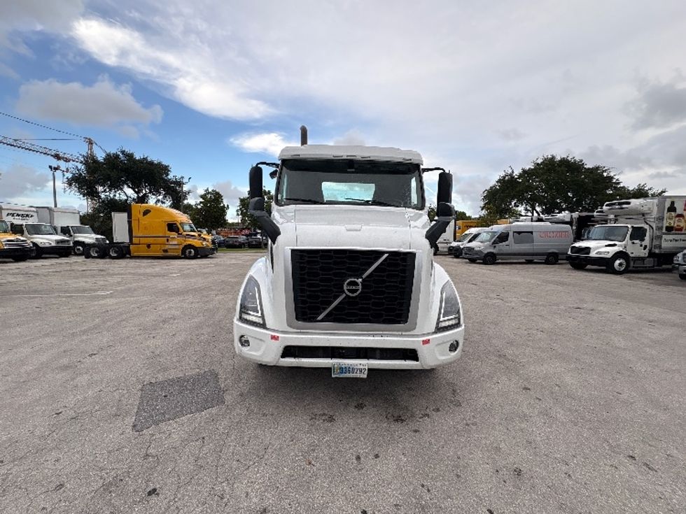 Day Cab Tractor-Heavy Duty Tractors-Volvo-2023-VNR62300-Medley-FL-504,709\n\t\tmiles-$ 47,250 - Image 2