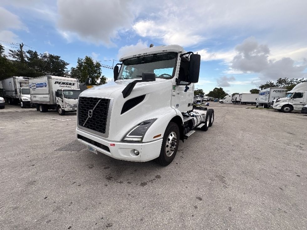 Day Cab Tractor-Heavy Duty Tractors-Volvo-2023-VNR62300-Medley-FL-504,709\n\t\tmiles-$ 47,250 - Image 3