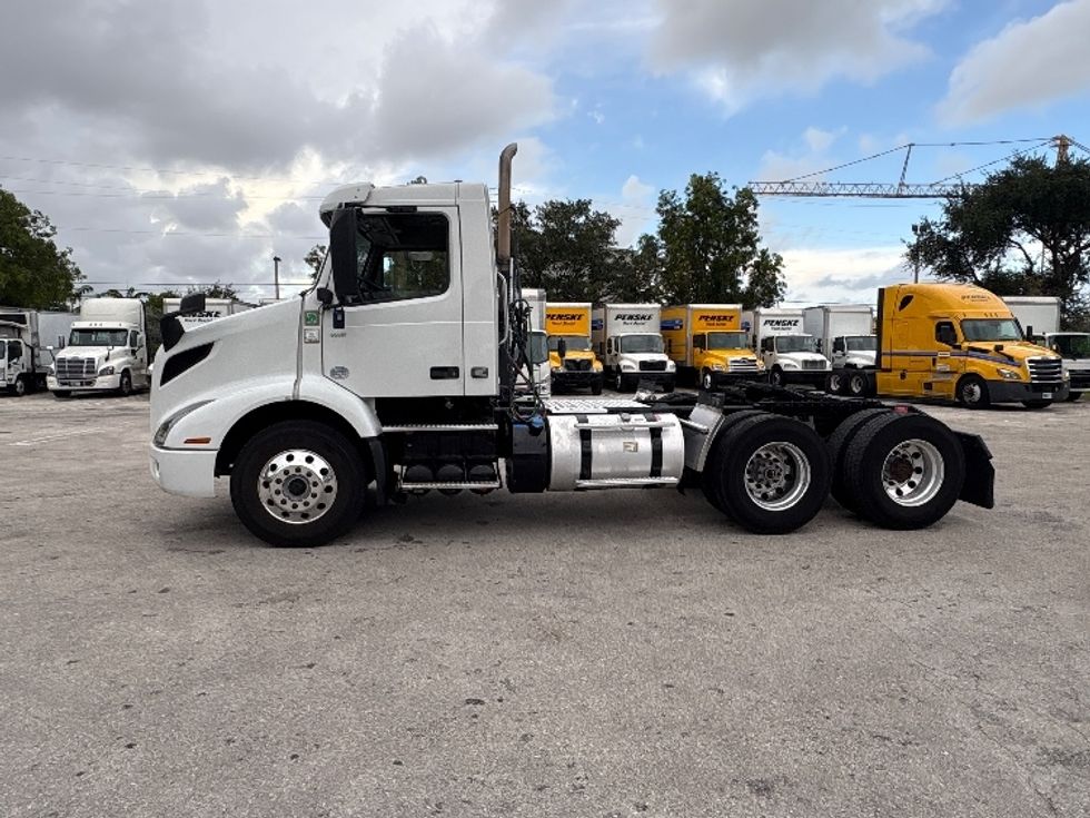 Day Cab Tractor-Heavy Duty Tractors-Volvo-2023-VNR62300-Medley-FL-504,709\n\t\tmiles-$ 47,250 - Image 4