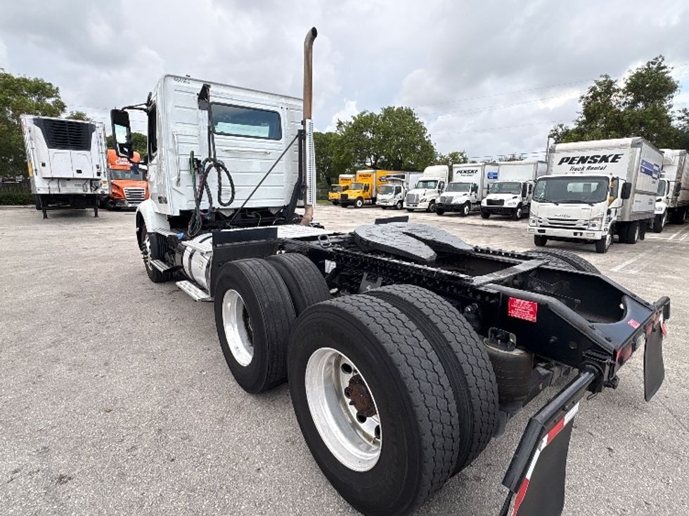 Day Cab Tractor-Heavy Duty Tractors-Volvo-2023-VNR62300-Medley-FL-504,709\n\t\tmiles-$ 47,250 - Image 5