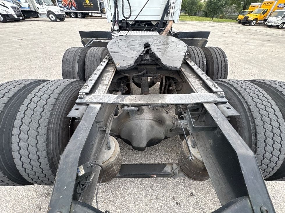 Day Cab Tractor-Heavy Duty Tractors-Volvo-2023-VNR62300-Medley-FL-504,709\n\t\tmiles-$ 47,250 - Image 6