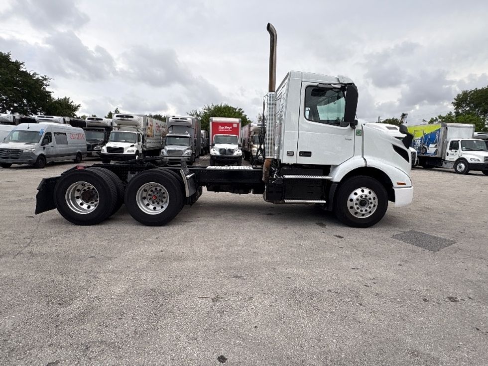 Day Cab Tractor-Heavy Duty Tractors-Volvo-2023-VNR62300-Medley-FL-504,709\n\t\tmiles-$ 47,250 - Image 8