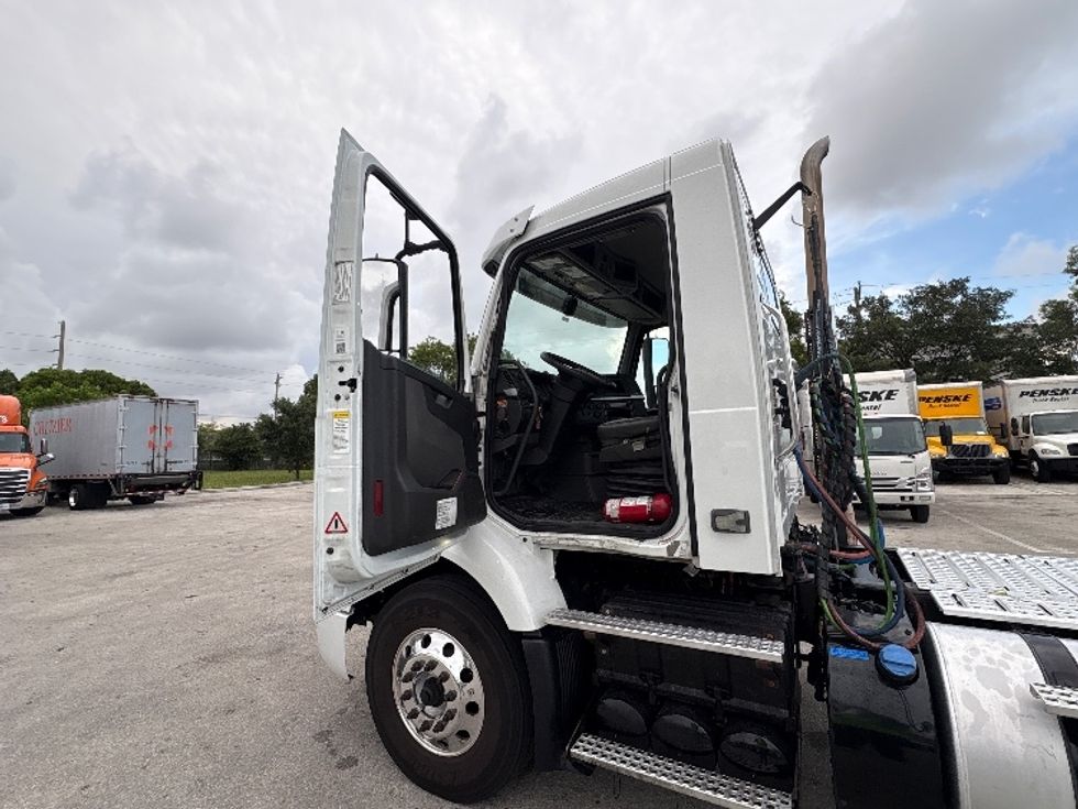 Day Cab Tractor-Heavy Duty Tractors-Volvo-2023-VNR62300-Medley-FL-504,709\n\t\tmiles-$ 47,250 - Image 9