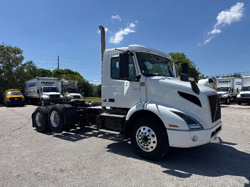 Day Cab Tractor-Heavy Duty Tractors-Volvo-2023-VNR62300-Medley-FL-561,191\n\t\tmiles-$ 40,250 - Image 1