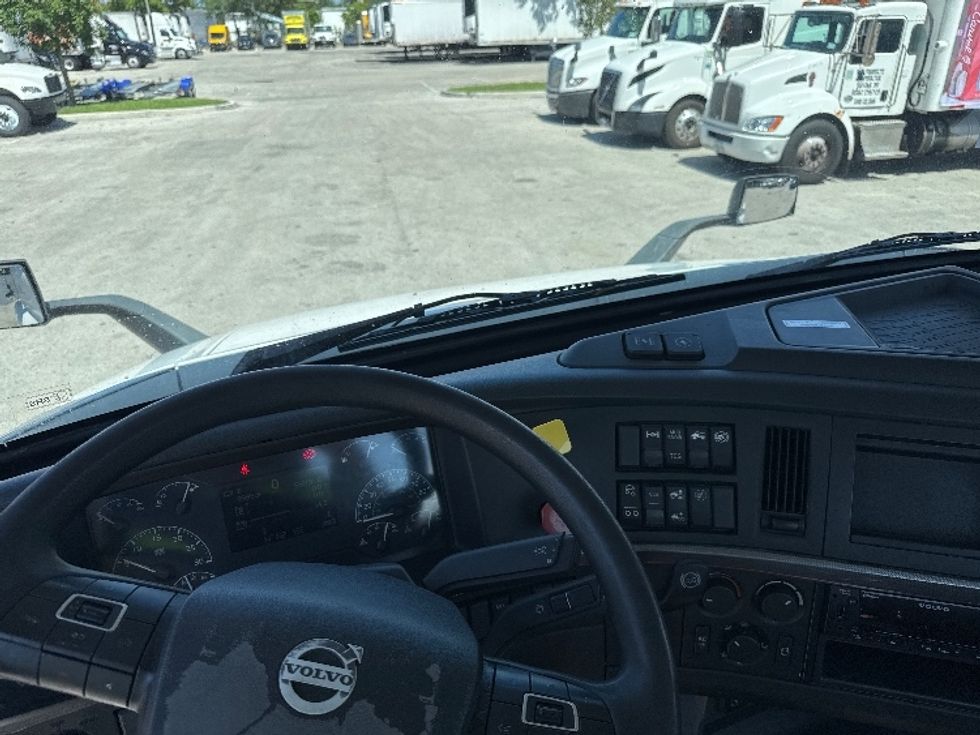 Day Cab Tractor-Heavy Duty Tractors-Volvo-2023-VNR62300-Medley-FL-561,191\n\t\tmiles-$ 40,250 - Image 11