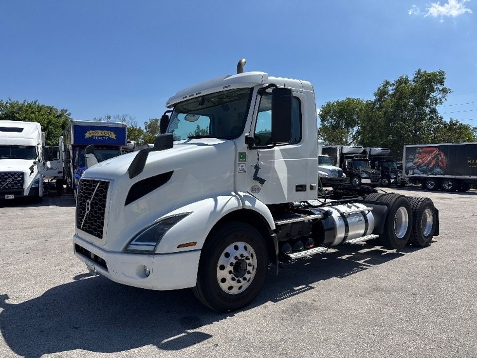 Day Cab Tractor-Heavy Duty Tractors-Volvo-2023-VNR62300-Medley-FL-561,191\n\t\tmiles-$ 40,250 - Image 3