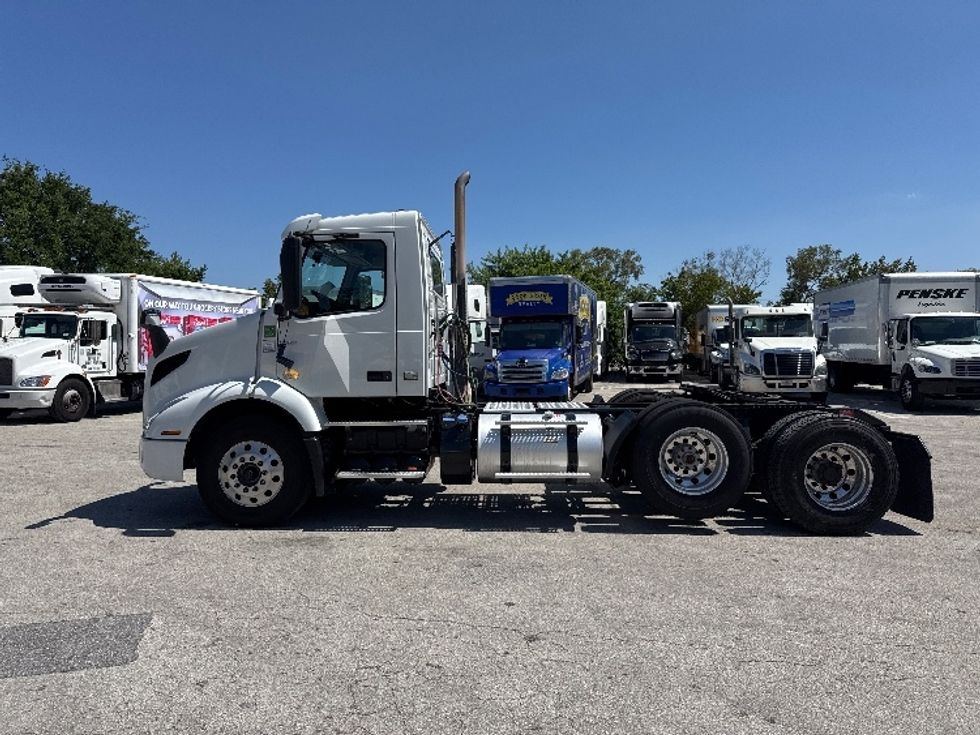 Day Cab Tractor-Heavy Duty Tractors-Volvo-2023-VNR62300-Medley-FL-561,191\n\t\tmiles-$ 40,250 - Image 4