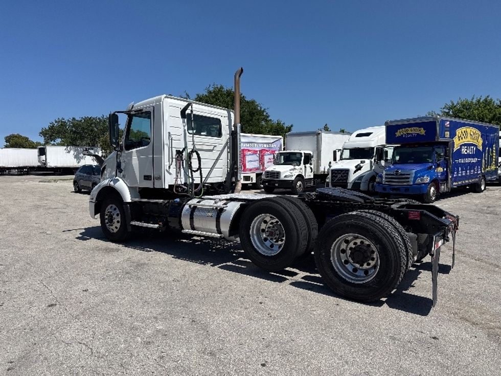 Day Cab Tractor-Heavy Duty Tractors-Volvo-2023-VNR62300-Medley-FL-561,191\n\t\tmiles-$ 40,250 - Image 5