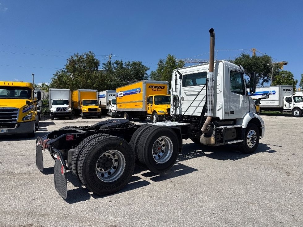 Day Cab Tractor-Heavy Duty Tractors-Volvo-2023-VNR62300-Medley-FL-561,191\n\t\tmiles-$ 40,250 - Image 7