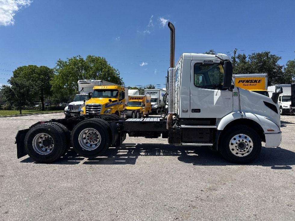 Day Cab Tractor-Heavy Duty Tractors-Volvo-2023-VNR62300-Medley-FL-561,191\n\t\tmiles-$ 40,250 - Image 8