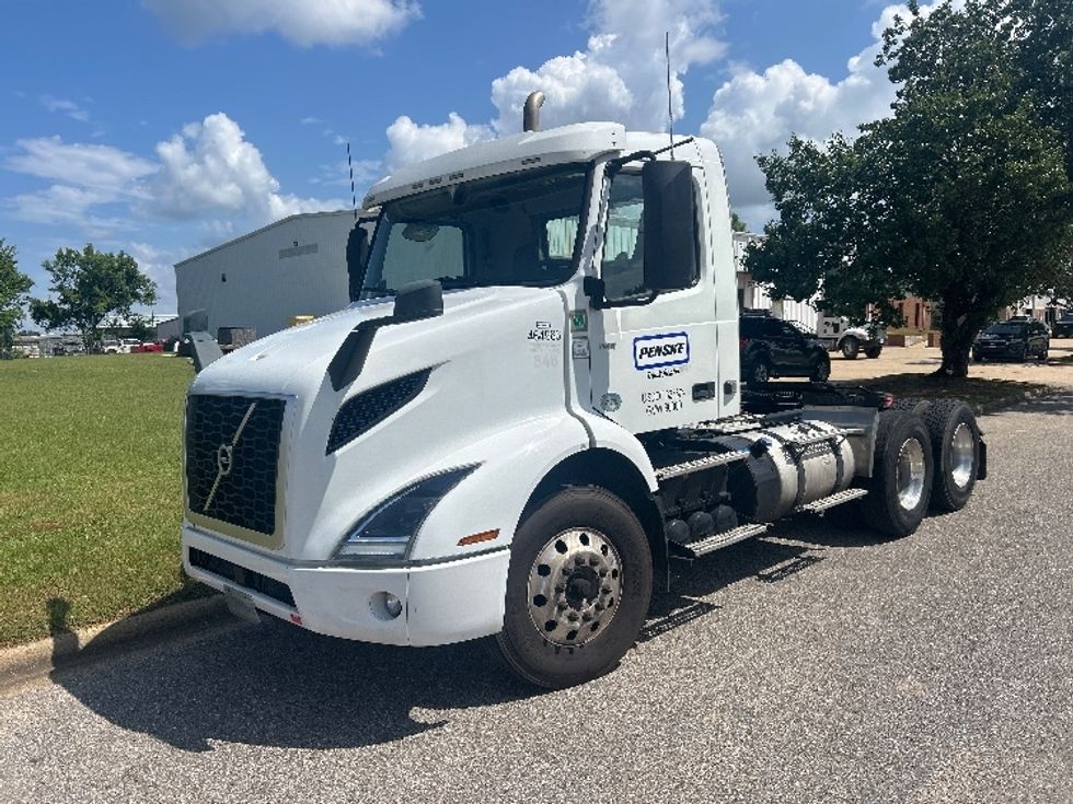 Day Cab Tractor-Heavy Duty Tractors-Volvo-2023-VNR62300-Montgomery-AL-471,881\n\t\tmiles-$ 53,750 - Image 1