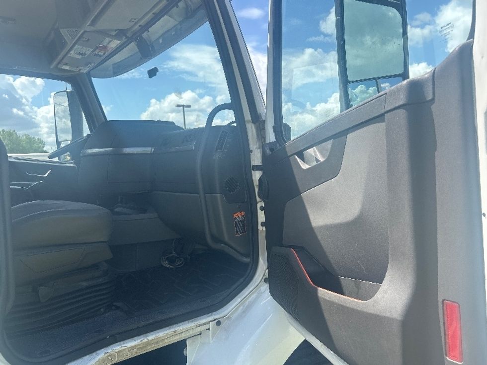Day Cab Tractor-Heavy Duty Tractors-Volvo-2023-VNR62300-Montgomery-AL-471,881\n\t\tmiles-$ 53,750 - Image 11