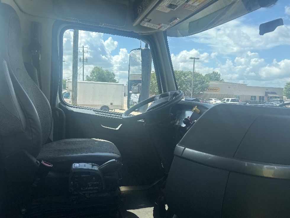 Day Cab Tractor-Heavy Duty Tractors-Volvo-2023-VNR62300-Montgomery-AL-471,881\n\t\tmiles-$ 53,750 - Image 13
