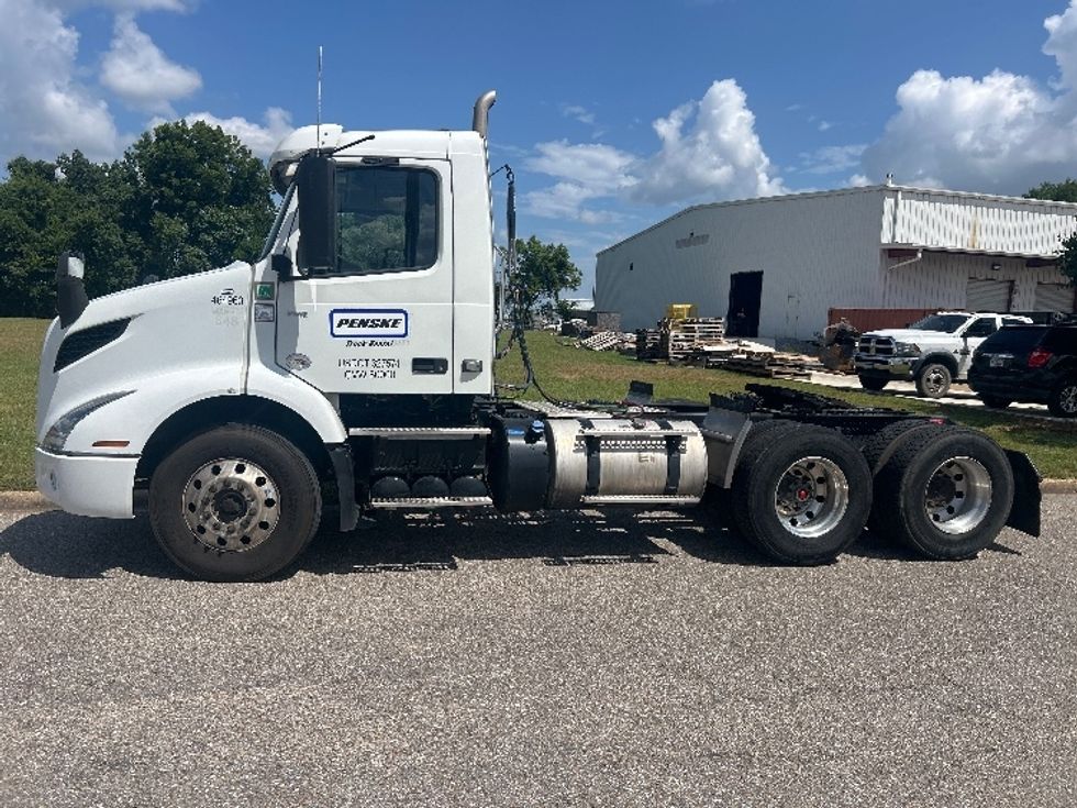 Day Cab Tractor-Heavy Duty Tractors-Volvo-2023-VNR62300-Montgomery-AL-471,881\n\t\tmiles-$ 53,750 - Image 3