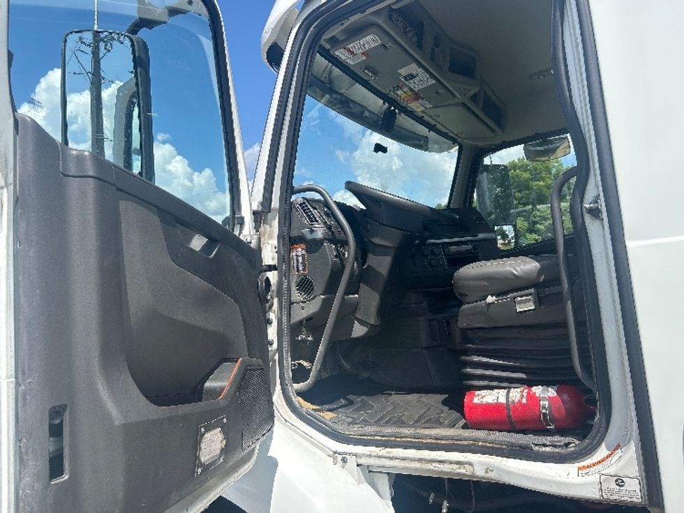 Day Cab Tractor-Heavy Duty Tractors-Volvo-2023-VNR62300-Montgomery-AL-471,881\n\t\tmiles-$ 53,750 - Image 8