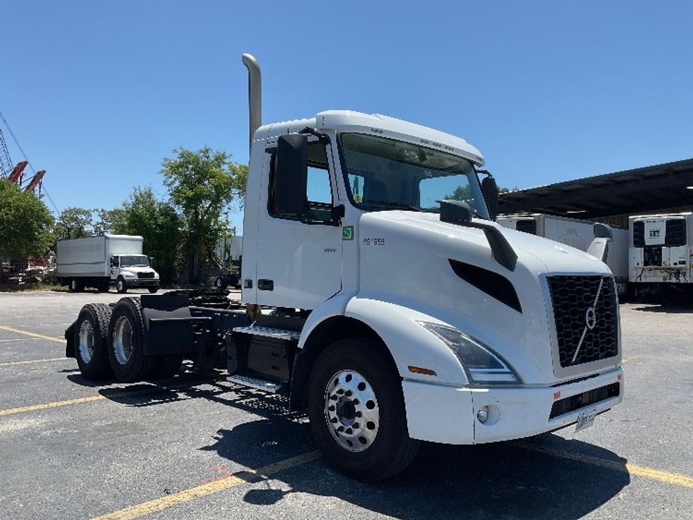 Day Cab Tractor-Heavy Duty Tractors-Volvo-2023-VNR62300-Ocala-FL-530,718\n\t\tmiles-$ 44,000 - Image 1