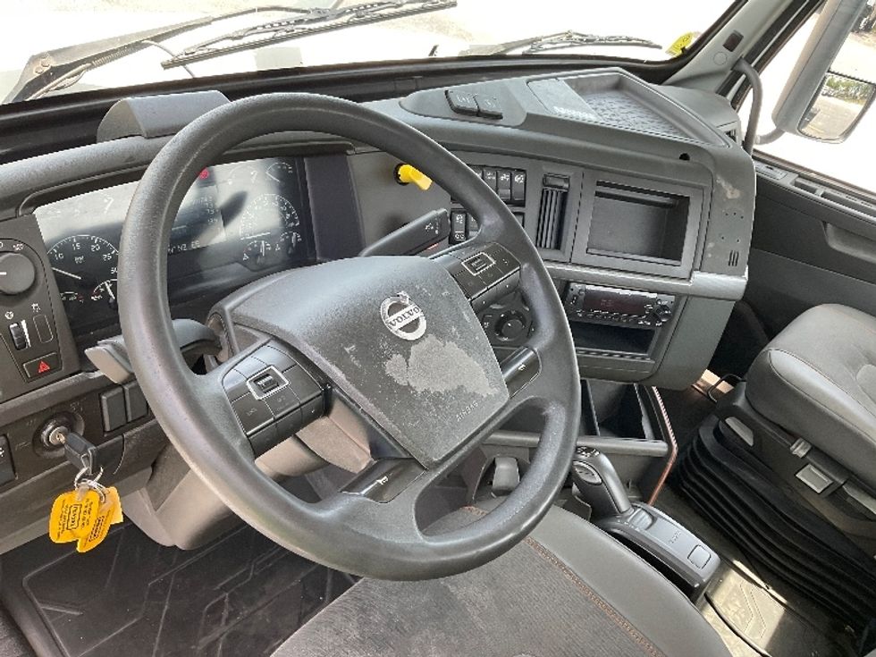 Day Cab Tractor-Heavy Duty Tractors-Volvo-2023-VNR62300-Ocala-FL-530,718\n\t\tmiles-$ 44,000 - Image 10